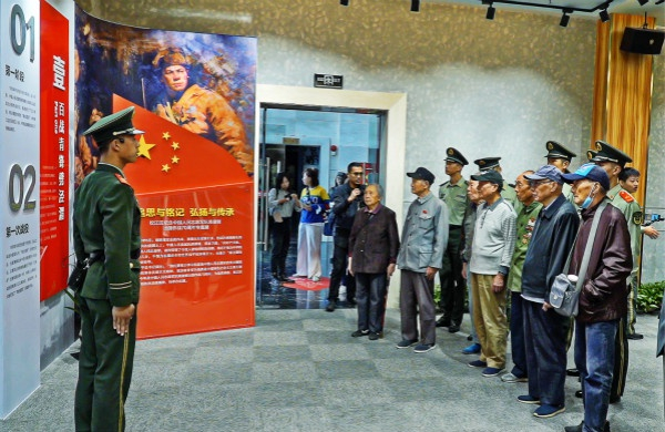 图说：参观中国人民志愿军抗美援朝出国作战70周年专题展。