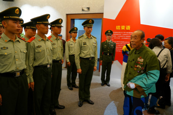 图说：参战老兵用生动形象的描述，将官兵带到了70年前硝烟弥漫的战场。