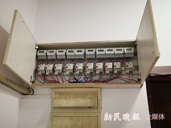 图说：配电箱里有一排独立电表