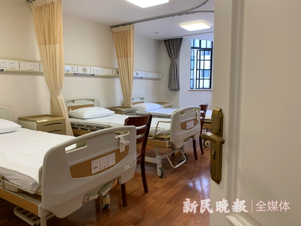 图说：位于住院楼3楼的一间病房 新民晚报记者 郜阳 摄（下同）