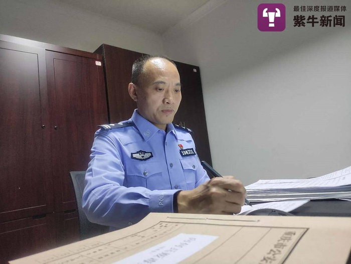 民警邹兴华在办公
