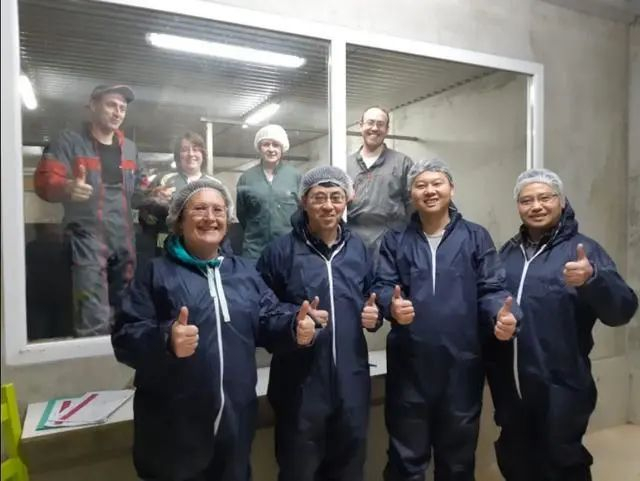 ▲四川农业大学朱砺教授（左二）在法国种猪场。（来源/四川农村日报）