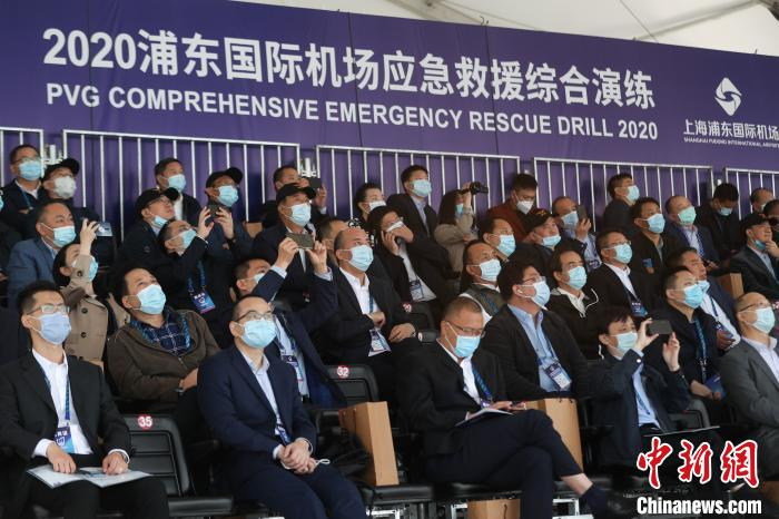 上海机场集团举办“敬畏2020”浦东机场应急救援综合演练。　张亨伟 摄