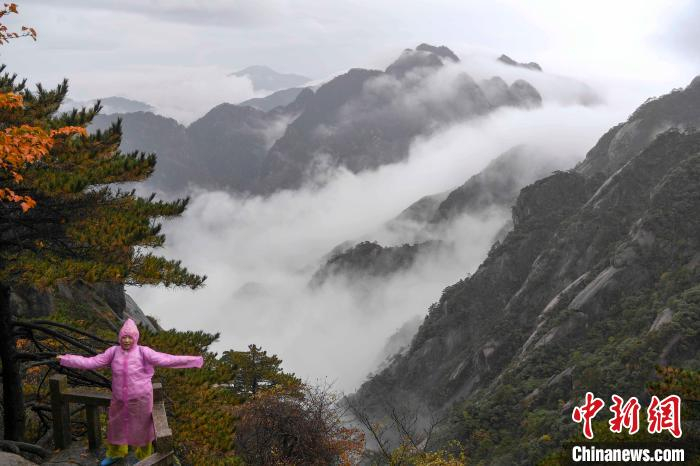 游人在山间与云海合影 张娅子 摄