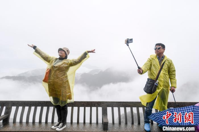 游人在山间打卡留念 张娅子 摄