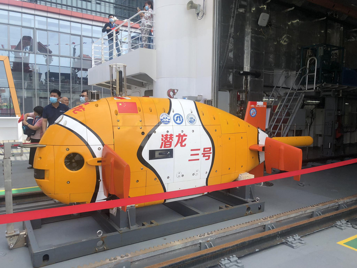 “深海一号”同时搭载无人无缆潜水器“潜龙三号”。摄影/新京报记者 吴娇颖