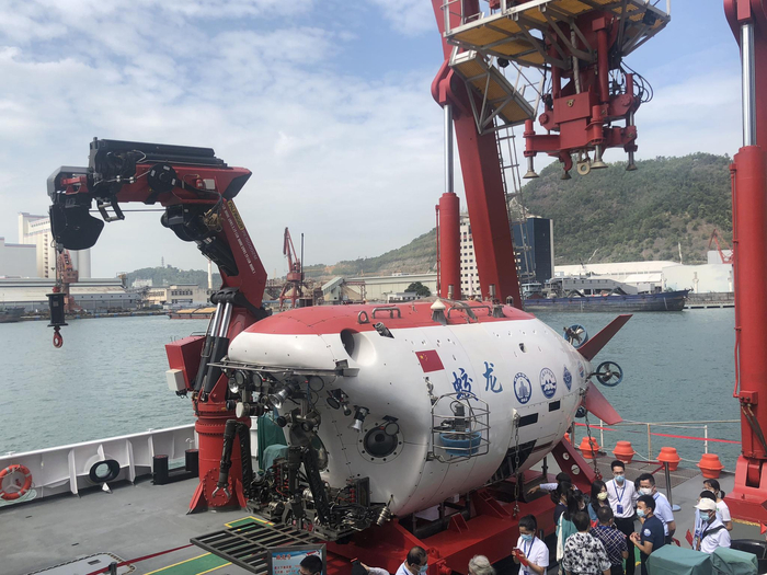 “蛟龙号”载人潜水器位于“深海一号”尾部甲板上，供公众参观。摄影/新京报记者 吴娇颖