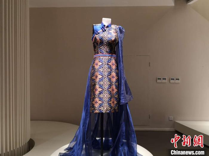 柬埔寨设计师刘禅香设计的旗袍“帕晨花”。　童笑雨 摄