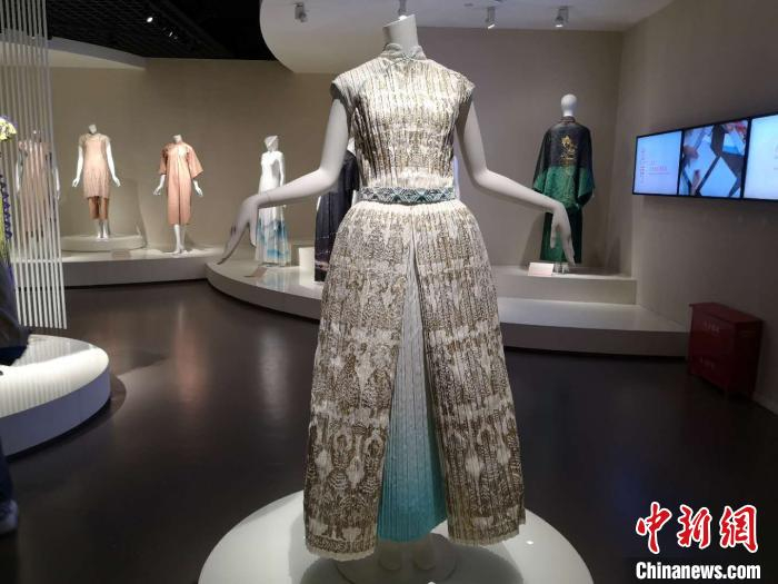 Dorota Kołodyńska设计的旗袍不像传统旗袍那样修身，反而下摆宽大。　童笑雨 摄