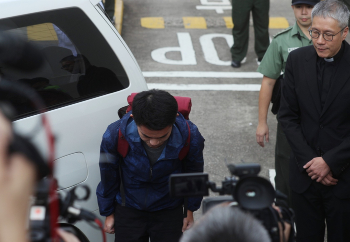 陈同佳去年10月23日出狱后面对媒体鞠躬道歉 图自港媒