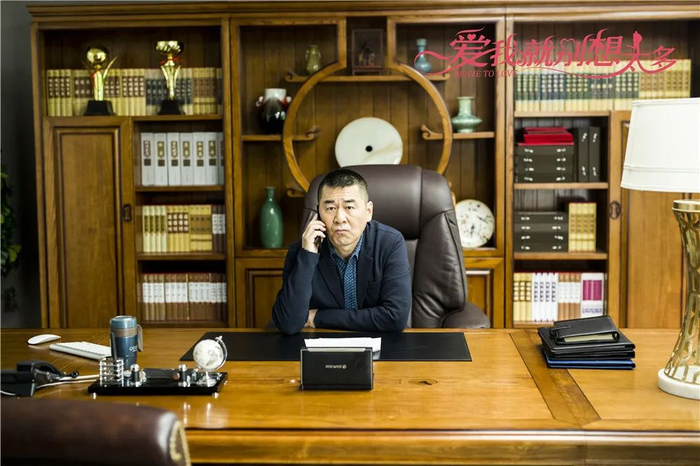 ▲电视剧《爱我就别想太多》中，陈建斌饰演一位成功人士。