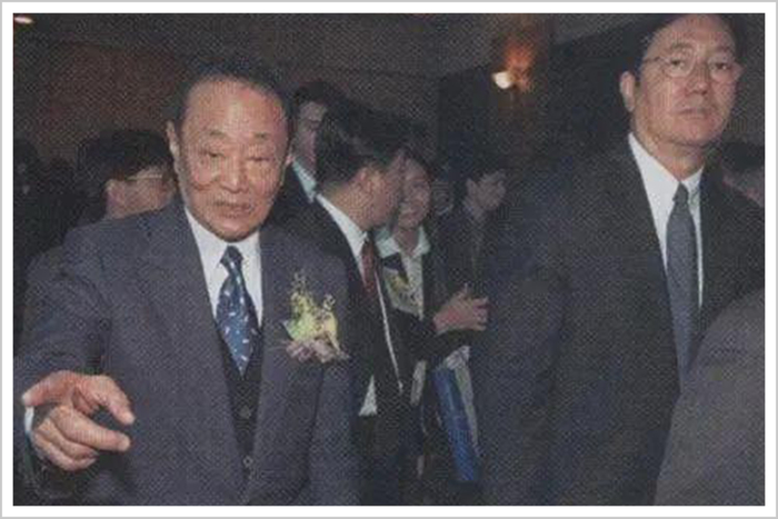 ▲郭鹤年（左）与当年买糖的助手