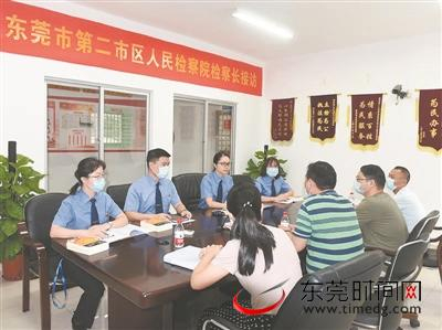 ▲东莞市第二市区人民检察院党组书记、检察长林丽芬耐心释法说理为民解忧 东二区检供图