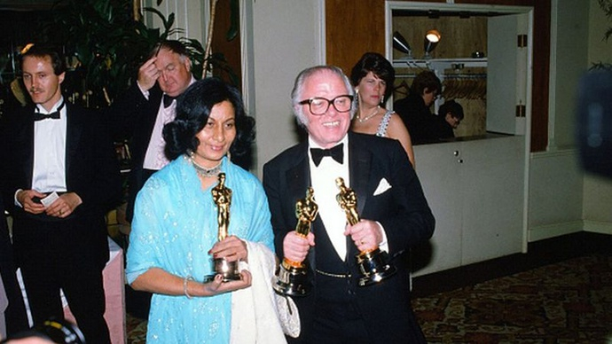  导演Richard Attenborough（右一）和芭努·阿泰亚