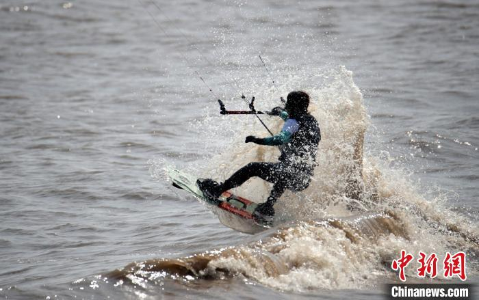选手在比赛中。　江建华 摄