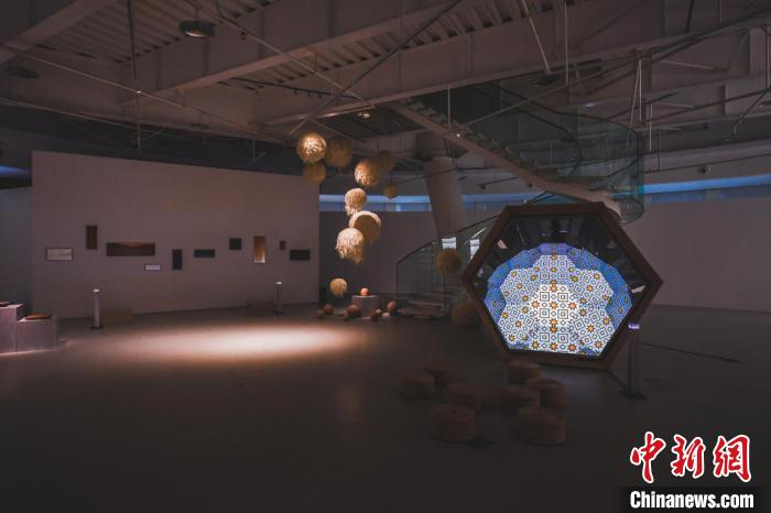 图为展览现场木头和光影结合装置“像”。　原美术馆供图 摄