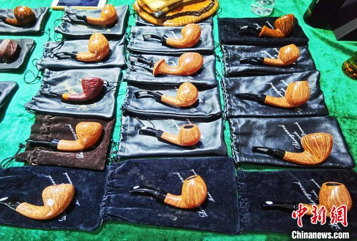 展出的烟斗 张桂芹 摄