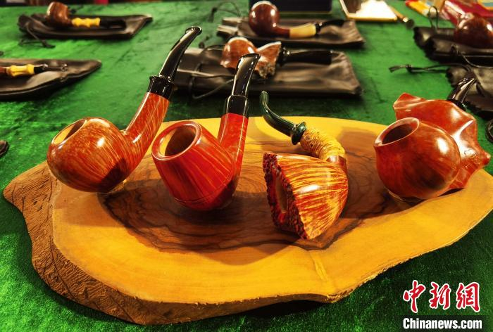 展出的烟斗 张桂芹 摄