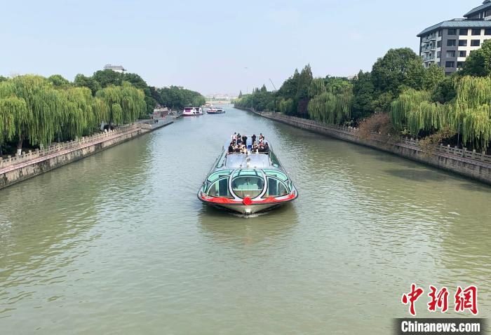 水上旅游观光“穿梭巴士”成为扬州古运河上流动的靓丽风景。　崔佳明 摄