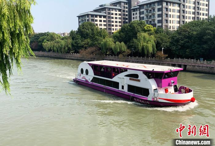 水上旅游观光“穿梭巴士”成为扬州古运河上流动的靓丽风景。　崔佳明 摄