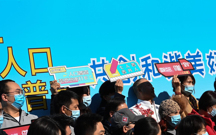 “国家点名，你喊到”，党员“双报到”，“七人普”走进国奥村社区。摄影/新京报记者 陶冉