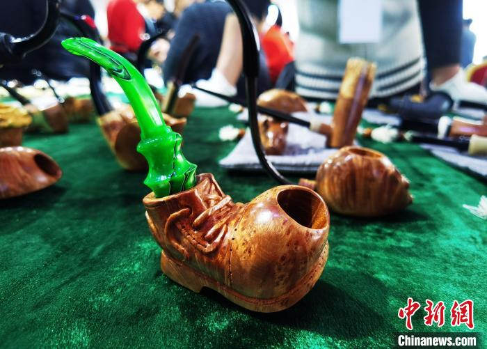 大头鞋造型烟斗 张桂芹 摄