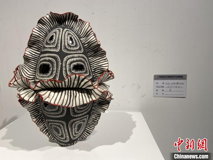 图为澳大利亚艺术家展出的陶艺作品。　林洁琪 摄