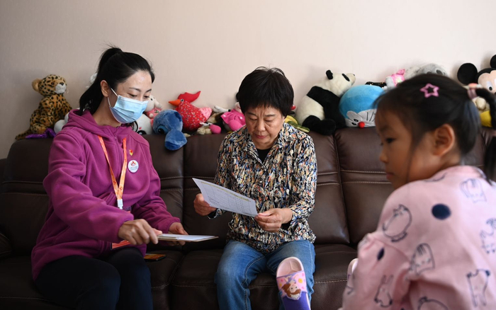 国奥村社区，普查员送达《致住户的一封信》。摄影/新京报记者 陶冉