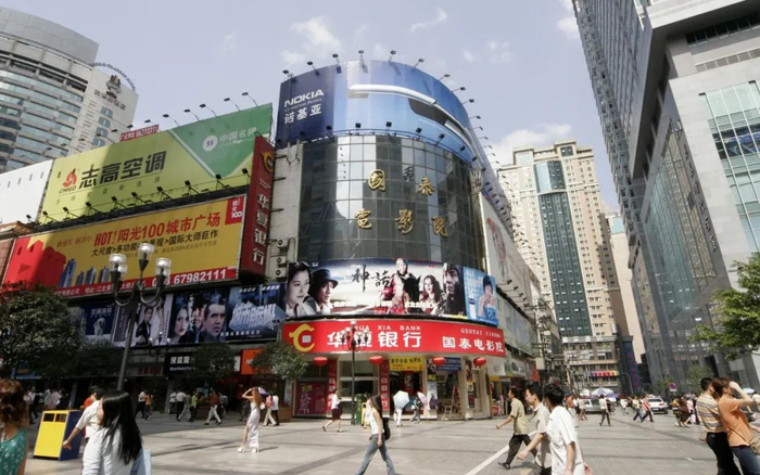 邹容路的国泰电影院，拍摄于2005年9月。罗大万 摄