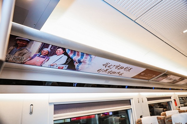 图说：高铁内部行李架。