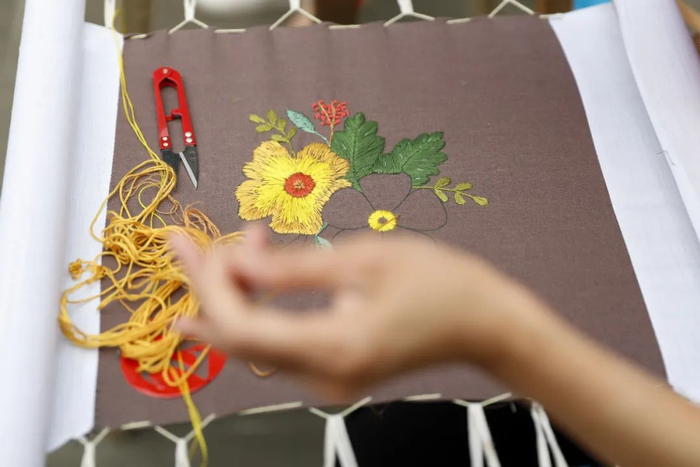 汉绣绣娘在绣制文创产品  黄伟 摄