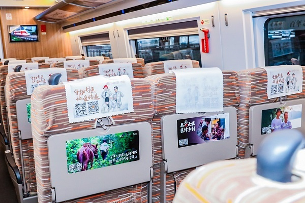 图说：高铁内部桌贴。     