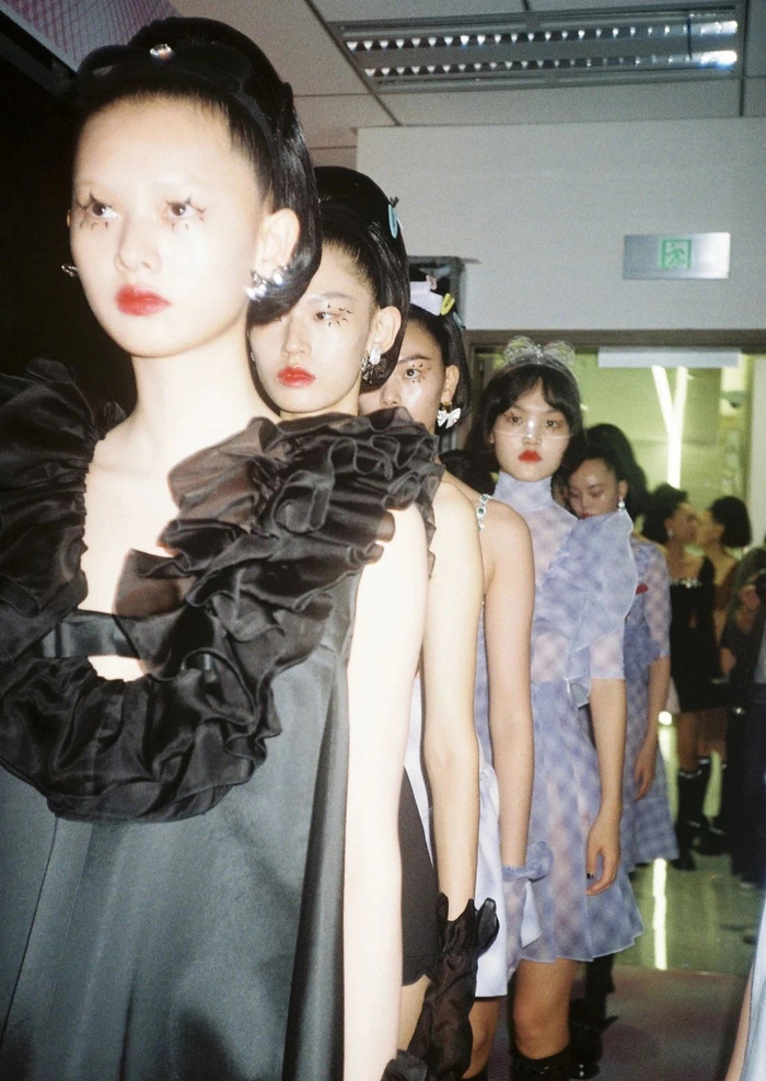 SHUSHU/TONGSS21大秀后台。图片来源：SHUSHU/TONG