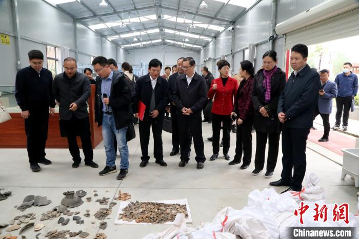 与会人员参观从凤凰咀遗址发掘的文物 崔海晗 摄