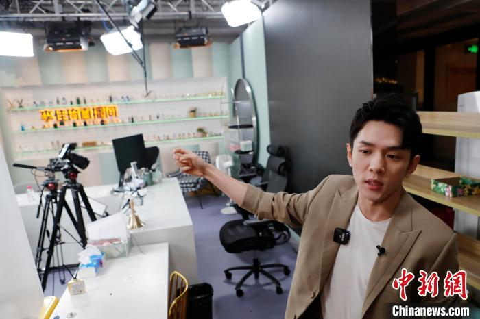李家琦介绍直播间设备和功能。　殷立勤 摄