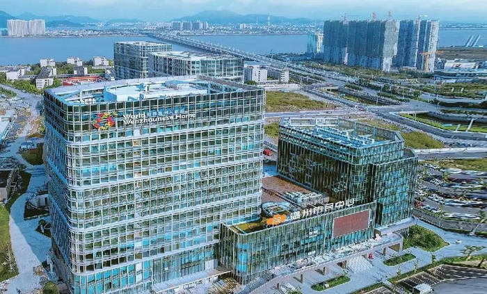 在瓯江之畔的CBD核心区，世界温州人家园已成为世界温州人回乡相聚的一个汇合点。赵用 航拍 温州市委宣传部供图。