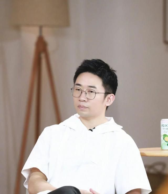 她是杨迪妹妹,颜值超高比哥哥更像明星,在家带娃生活平淡|杨莎|快乐大本营_新浪娱乐_新浪新闻