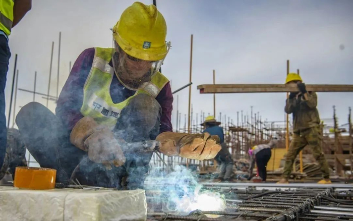 工人在飞机维修基地焊接钢筋框架。陈长宇 摄