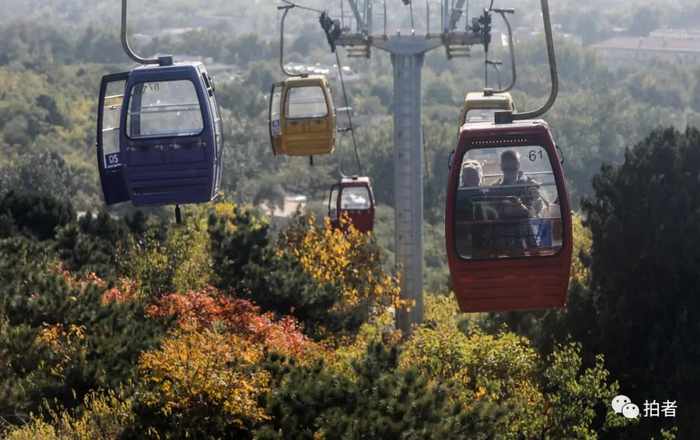 △&nbsp;2018年10月17日，八大处公园，一对老人坐缆车欣赏满山的秋色。摄影/新京报记者浦峰