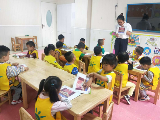     兰州职业技术学院学前教育专业毕业生李娟已经在幼儿园就业。学校供图