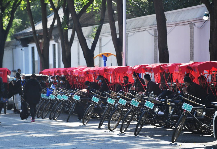 今天，什刹海人力客运三轮车胡同游恢复运营。新京报记者 李木易 摄