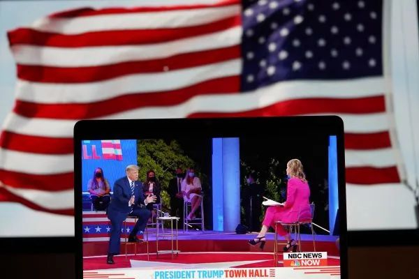 ▲这张10月15日在美国弗吉尼亚州阿灵顿拍摄的照片显示，电视上正在播放美国现任总统、共和党总统候选人特朗普（左）在佛罗里达州迈阿密市参加选民问答会的节目。新华社发