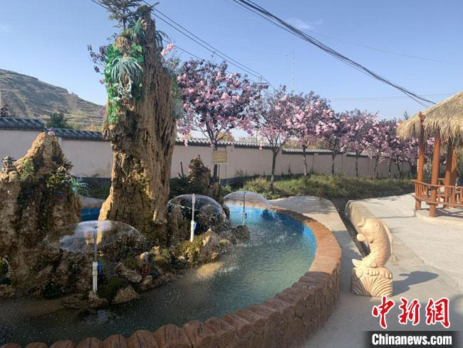 图为麻家寺村设置的喷泉廊亭景观。　黄婉怡 摄