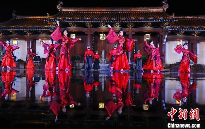 徽州古城歙县上演民俗表演。歙县是古徽州府治所在地，是徽州文化的主要发祥地和集中展示地。　泱波 摄