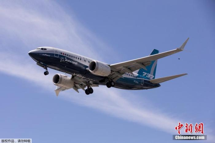 资料图：当地时间6月29日，美国华盛顿州西雅图，一架波音737 MAX飞机在波音机场试飞后降落。