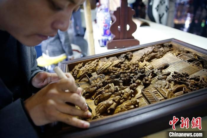 行走在安徽歙县的非遗夜市，仿佛穿越时空回到了几百年前的古徽州，传统的摊铺和街市就在身边。　蒋启明 摄