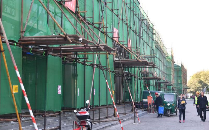 平安大街建筑界面已基本完成围挡搭设和外立面清理。新京报记者 李木易 摄