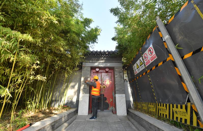 张自忠路，工人在四合院门口进行施工。新京报记者 李木易 摄