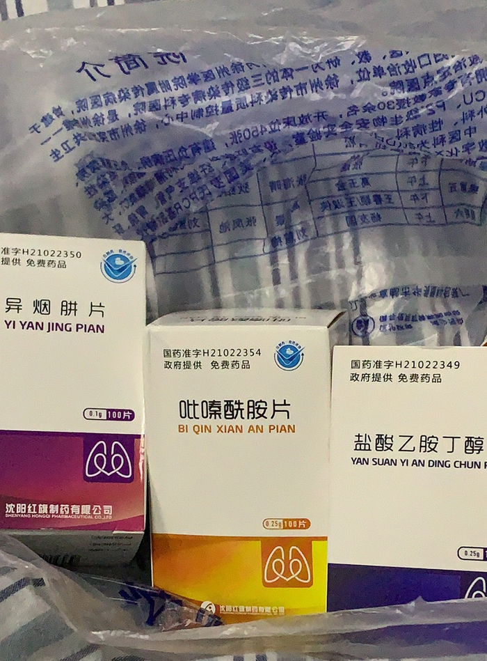  部分CT异常的同学在医院观察期间，已开始服用抗结核药。 图片由受访同学提供