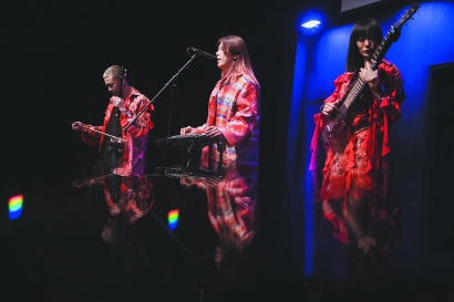 图说：THE EITHER乐队在演出。右一为沈嘉琚